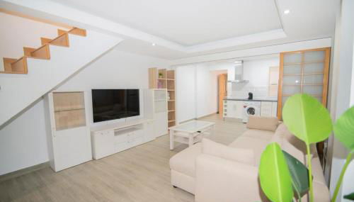 Stylish 3-Bedrooms Getaway with Terrace & Pool - Foto 4