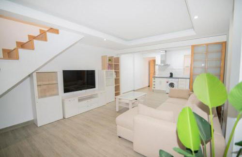 Stylish 3-Bedrooms Getaway with Terrace & Pool - Foto 4