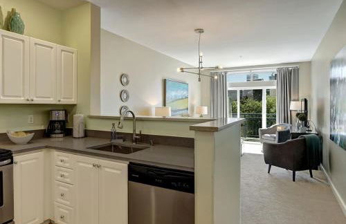 City Water View Oasis with Pool & Gym near Cruise in Heart of Seattle - Foto 17