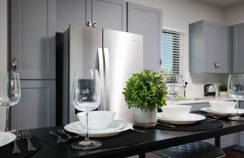 Cozy 2BR w Pool Gym Near Rvrwalk Dome Conv Ctr - Foto 18