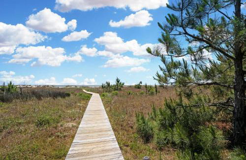 Woofs and Waves by Pristine Properties Vacation Rentals - Foto 36