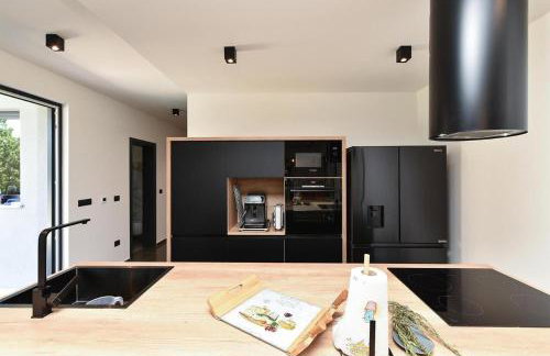 Spacious Villa With Pool and Garden in Stokovci - Foto 10