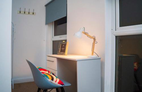 Stylish Self Check In Wigan Town Centre Apartment with Fast WiFi Ideal for Long Stays and Contractor Stays - Foto 9