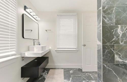 New Modern Updated Secure and Private Home - Foto 32