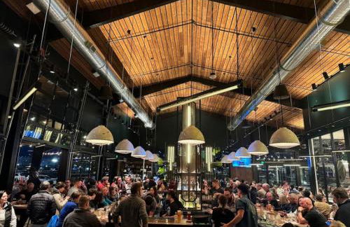 Mid-Century Style And Class In Quiet NE Location - Foto 38