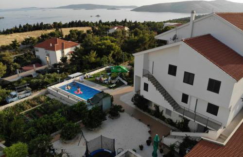 Villa Confido - Luxury 3BR Apartment with Private Pool near Trogir - Photo 36