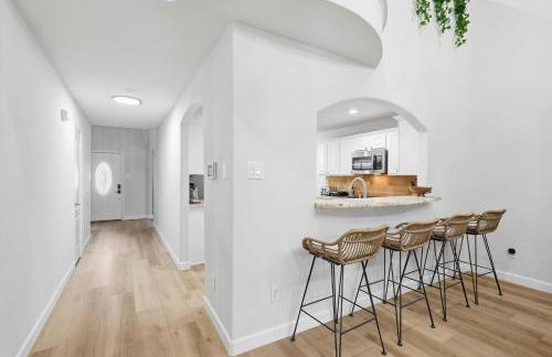 4BR w Pool Cinema Room, Mini Golf & EV - Photo 13