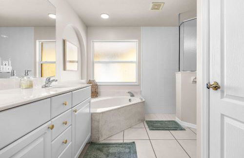 Lazy days and lake views. Beautiful Naples pool home - Foto 21