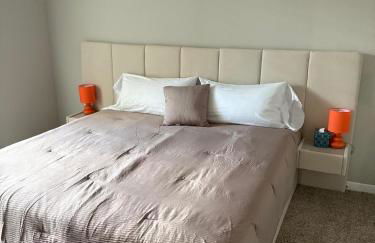 Comfortable 2BR Getaway Close to The Woodlands - Foto 8