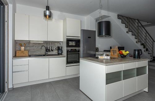 Luxury White Sails Villas with a Multi Sport Court and Sea View - Photo 24