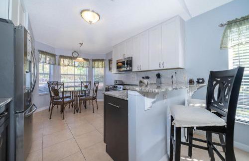 South Facing Pool with Stunning Lake View - Family Friendly Home - Nr Disney - Foto 11