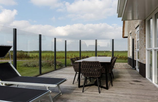 Villa by the Water With Sauna and Terrace - Foto 21