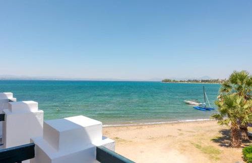 Beachfront Modern Apartment - Photo 18