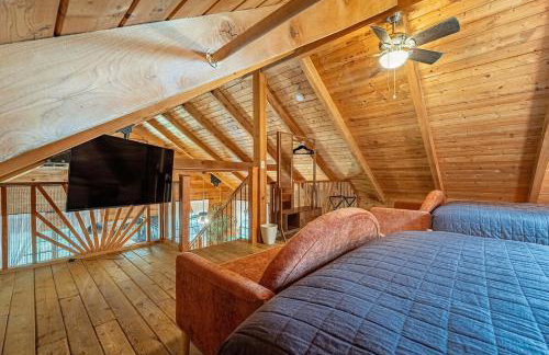 Log Cabin with Hot Tub, Game Room-10 min to NRG - Foto 24