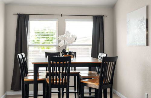 Charming 4BR Home w Spacious Backyard in Hutto - Foto 15