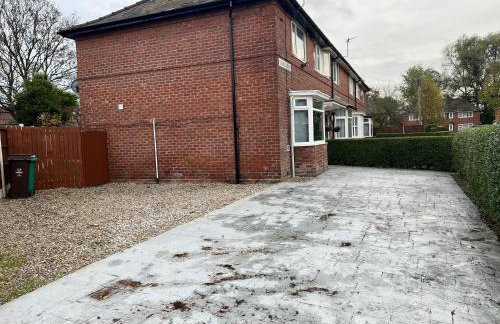 Beautiful and Homely 3 Bed House With FREE Parking So Close To Man City and City Centre - Foto 37