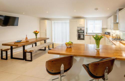 Luxe Detached 3 Bed Luxe House on Exclusive Private Estate Close to Coast Free Hot Tub Sleeps 6 Private Parking for 2 Cars - Photo 9