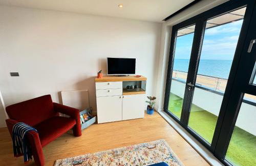 Stunning Beach Front Apartment with Sea views, FREE Parking & Balcony - Foto 25