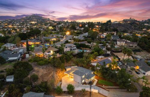 Entire Private Home with 4 Bedrooms 2 Bathrooms, 6 Beds, Hot Tub, King Bed, 6 Parking, Big Yard, Available Now - Foto 63