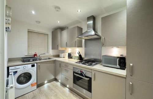 Stylish 2 Bedroom Home Near Lake with Free Parking & Garden - Photo 16