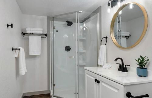 Magnolia Family Yurt Cabin - Hot Tub Loft Full Kitchen & Bath - Foto 8