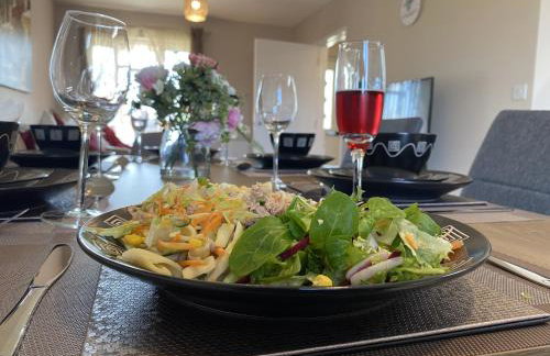 Beautiful & Spacious with 2 Free Parking Spaces - SRK Accommodation - Photo 2