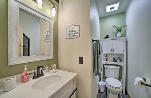 Luxe Log Cabin with Modern Finishes and Mtn Views - Foto 21