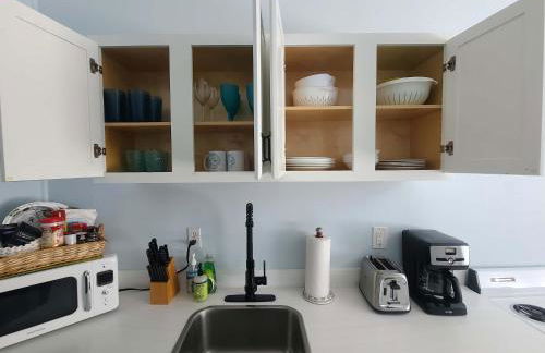 Duval Street Suite w parking and pool - Photo 14