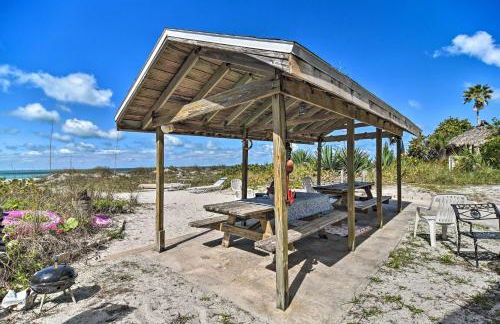 Sun-Soaked Coastal Hideaway - Steps to Beach! - Foto 30