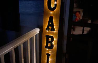 Cabin in the woods with fire pit and porch - Foto 25