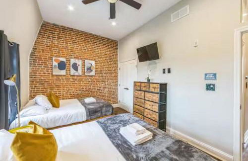 Lovely 2BR w Patio - 10 mins to DT - Sleeps 10 - Foto 18