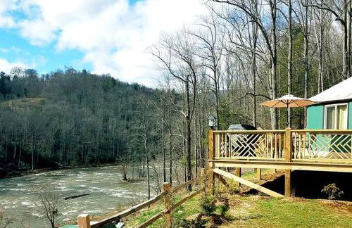 Unique Yurt Rental on Peony Farm with Riverfront View in Clyde, North Carolina - Foto 6