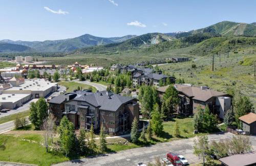 KBM Resorts Crestview Condos Spacious condo near Olympic Park with gas fireplace year-round pool hot tub city wide shuttle access. CVC-308B - Foto 53