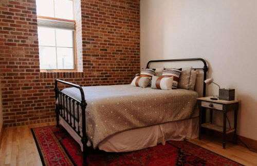 Stylish Main St Loft with Balconies and Garage - Foto 14