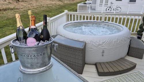 The Blue Lagoon 2 bedroom lodge with hot tub - Foto 3