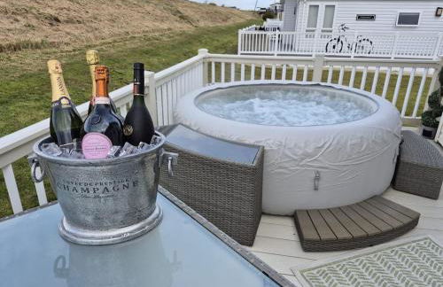 The Blue Lagoon 2 bedroom lodge with hot tub - Foto 3