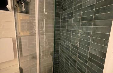 French Riviera centre ville plage port balcon panoramique et Clim - Foto 15