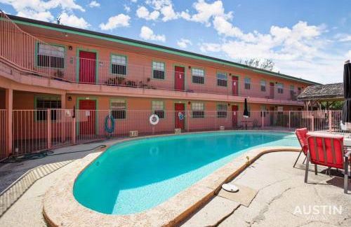 Walk to Restaurants or Cook in Subway Tile Kitchen - Photo 19