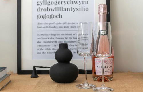 Stunning 1 Bedroom Apartment in a Converted Chapel - Free Parking, Smart TV, Fast WiFi and Self-Check-In by Yoko Property - Foto 20