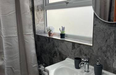 Charming Aldershot Home - Free Parking - Foto 12