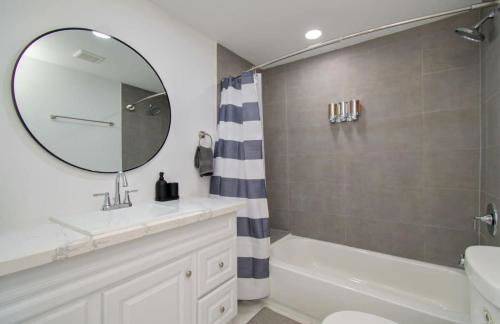 Heart of Houston - 8-BD 4-BA with Yard - Photo 18