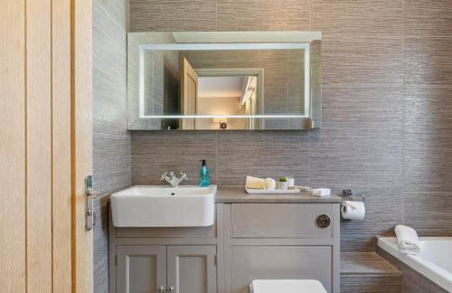 Oaktree Lodge - Luxury Cottage, Hot Tub, Sea Views - Foto 98