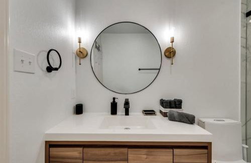 Modern and Luxury DFW Mansion with Backyard Oasis - Foto 22