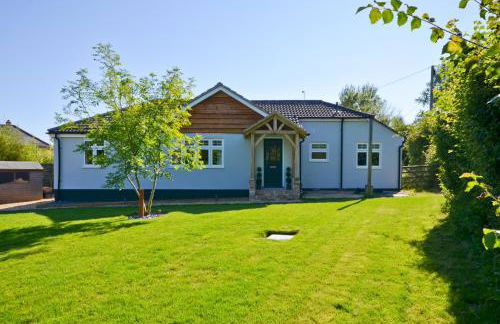 Adgestone Villa - A Luxurious Countryside Escape with Heated Pool, Near Sandown Beach, Dog Friendly in Rural Sandown - Perfect Getaway for Family & Friends - Photo 51