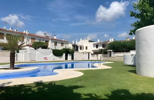 Costa Dorada Beach Villa with Shared Pool and Terrace - Foto 2