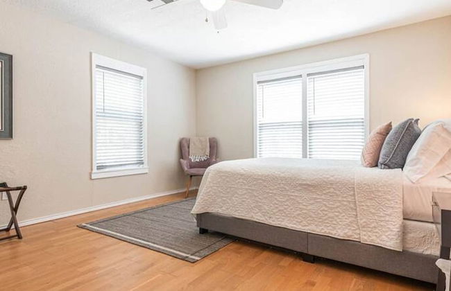 Escape to a Restored 1920s East Waco Bungalow - Foto 4