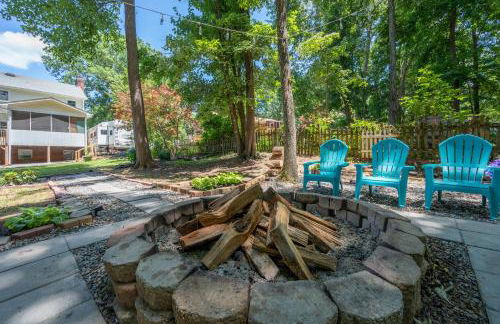 Arcade, Ping Pong, Hot Tub, Gas Grill, & King Bed - Photo 2