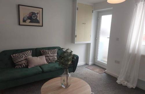 Charming 2 BedRoom Tredegar Gem. Sleeps 4 - Photo 10