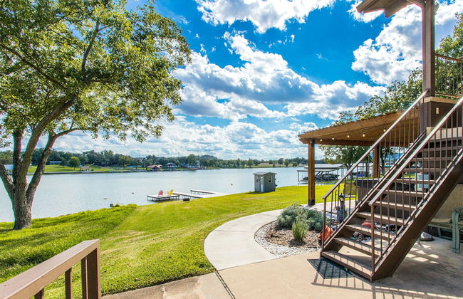 Waterfront 5 BR w/ Hot Tub Sleeps 13! - Foto 1