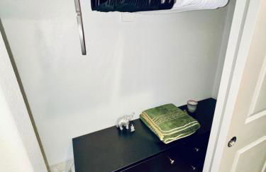 Colorful Comfort 3 Bedroom Home with Fenced yard - Foto 12